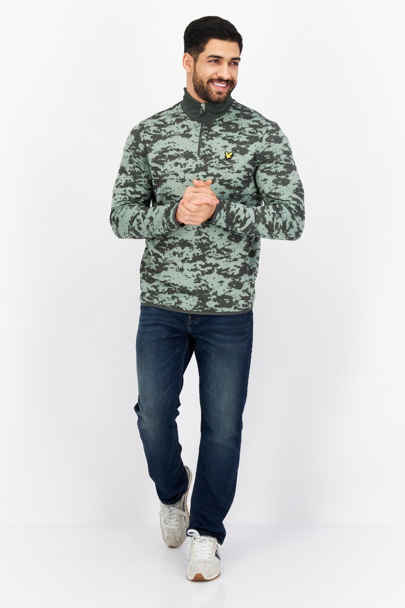 Lyle & Scott سويت شيرت مطبوع بأكمام طويلة وياقة متوسطة للرجال، زيتوني - Image 3