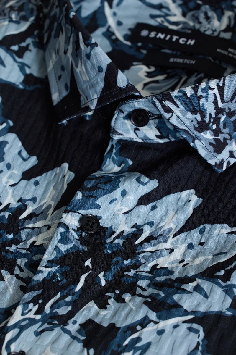 سنيتش قميص أسود بنقوش زهور بقصة ضيقة