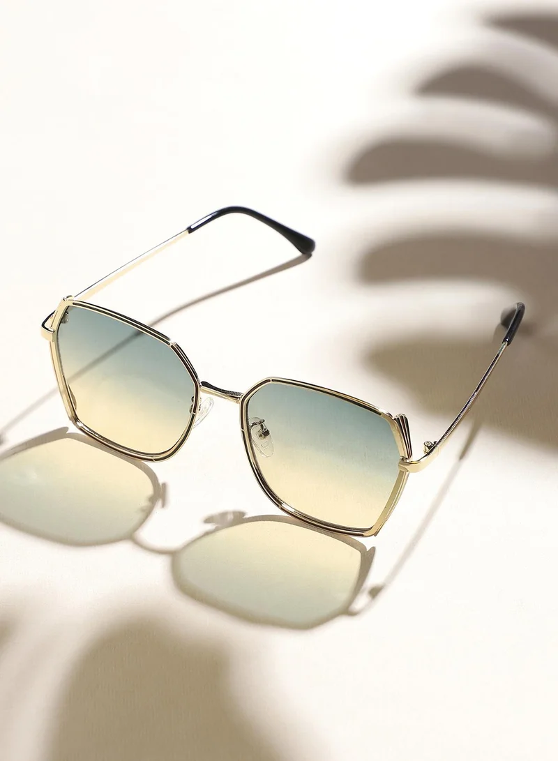 صوص هاوت نظارات شمسية نسائية هاوت صوص بتصميم كبير متدرج بإطار ذهبي وعدسات بولي كربونات زرقاء وصفراء للاستخدام اليومي | مقاس واحد | عدسات مستقطبة بإطار كامل | نظارات شمسية من خليط معدني للاستخدام اليومي