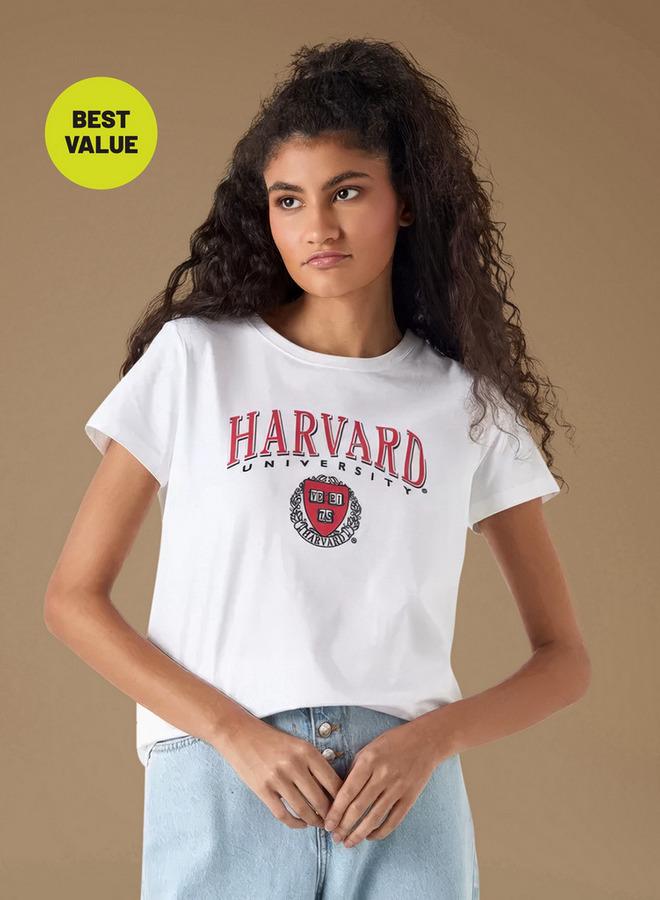 اس بي كاركترز تيشيرت بياقة ضيّقة وأكمام قصيرة وطبعات جامعة هارفرد - Image 1