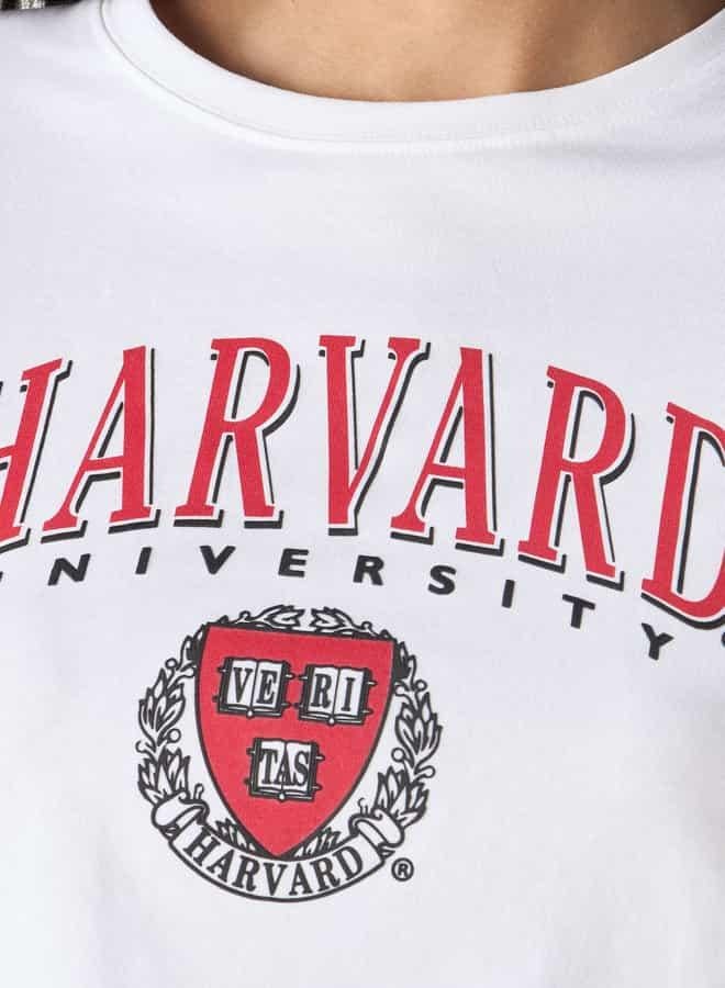 اس بي كاركترز تيشيرت بياقة ضيّقة وأكمام قصيرة وطبعات جامعة هارفرد - Image 4