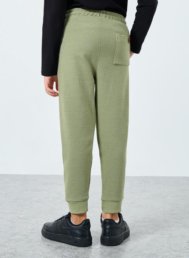 ستايلي بنطال جوغرز بتفاصيل بارزة الملمس - Image 4