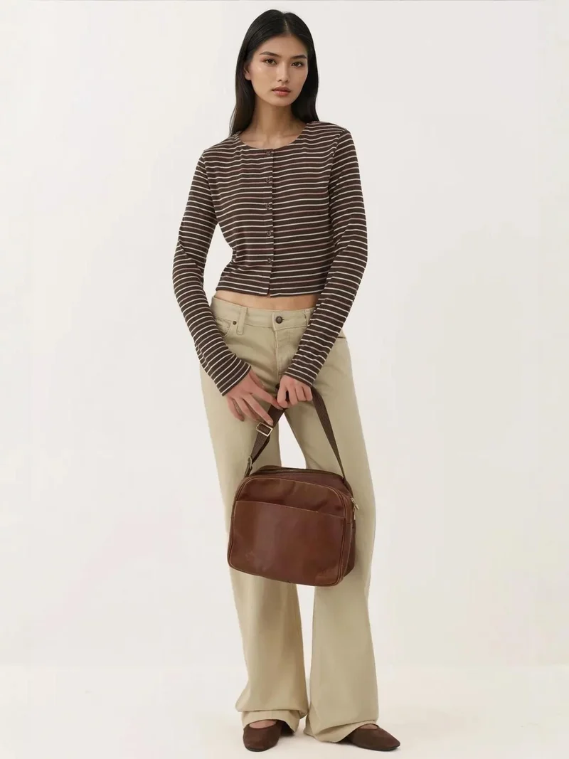 زوبعة بلوزة أساسية بياقة دائرية وأزرار من مزيج الفيسكوز