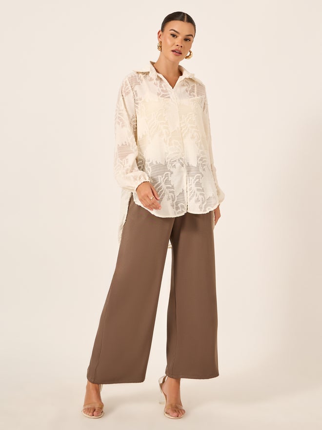 ستايلي قميص بياقة عريضة بنقش زهري محروق وملمس بارز - Image 1