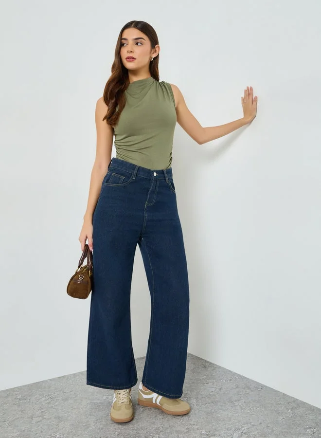 تايك تو بلوزة بلا أكمام وياقة عالية وزمزمة جانبية