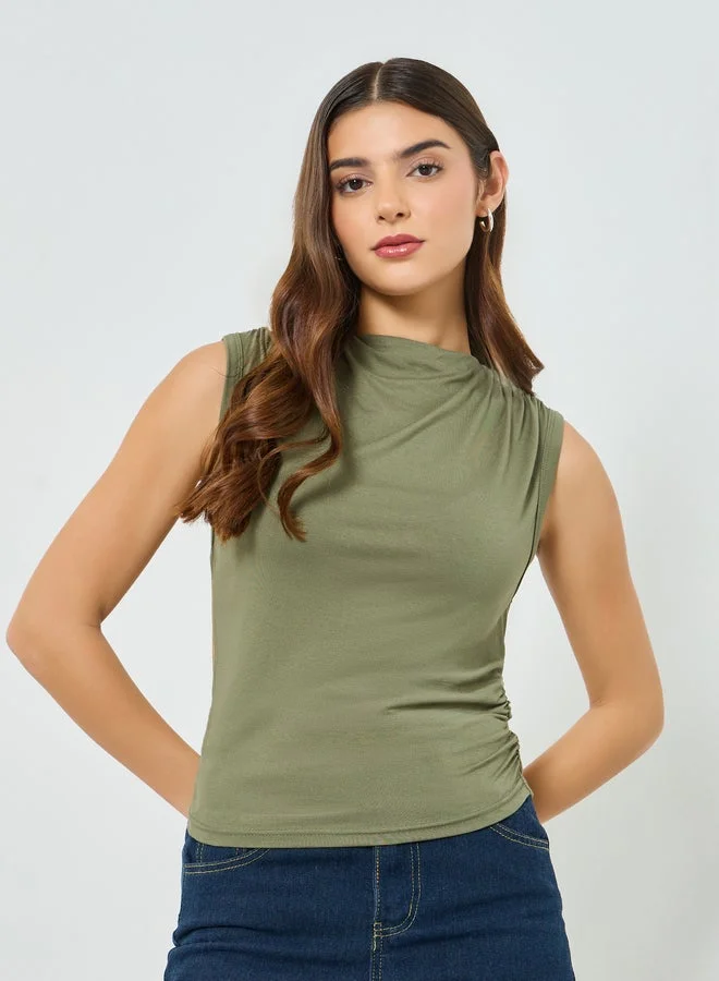 تايك تو بلوزة بلا أكمام وياقة عالية وزمزمة جانبية