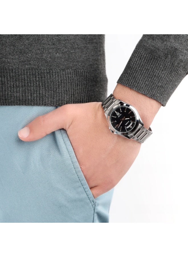 كاسيو ساعة كاسيو MTP-1370D-1A1V تناظرية للرجال – قرص أسود مع مؤشرات ذهبية، سوار ستانلس ستيل فضي، عرض اليوم والتاريخ، تصميم كلاسيكي أنيق - Image 3