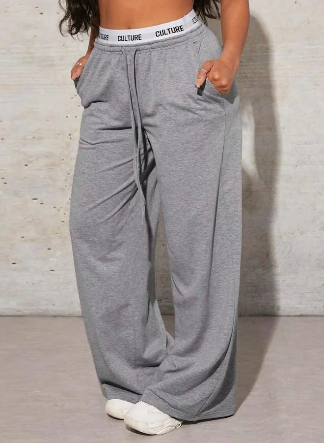 تايك تو بنطال واسع سادة بخصر مطاطي وحبل شد مع طبعة كتابة