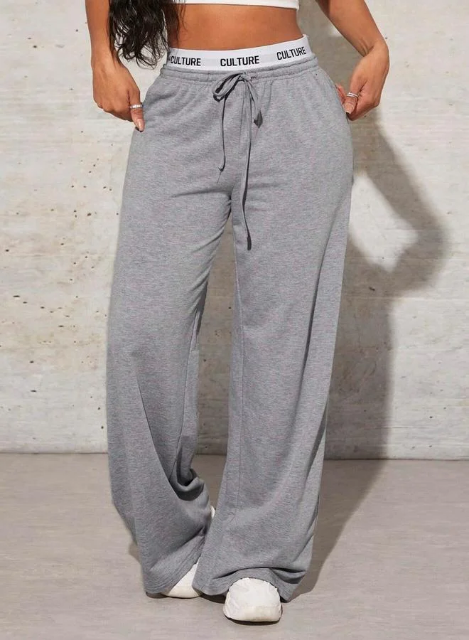 تايك تو بنطال واسع سادة بخصر مطاطي وحبل شد مع طبعة كتابة