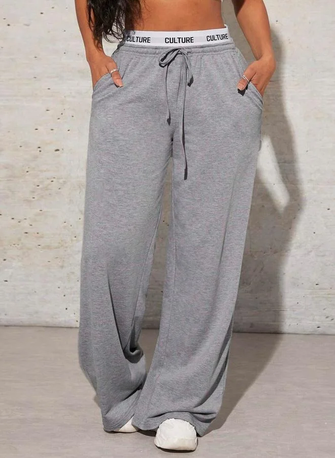 تايك تو بنطال واسع سادة بخصر مطاطي وحبل شد مع طبعة كتابة