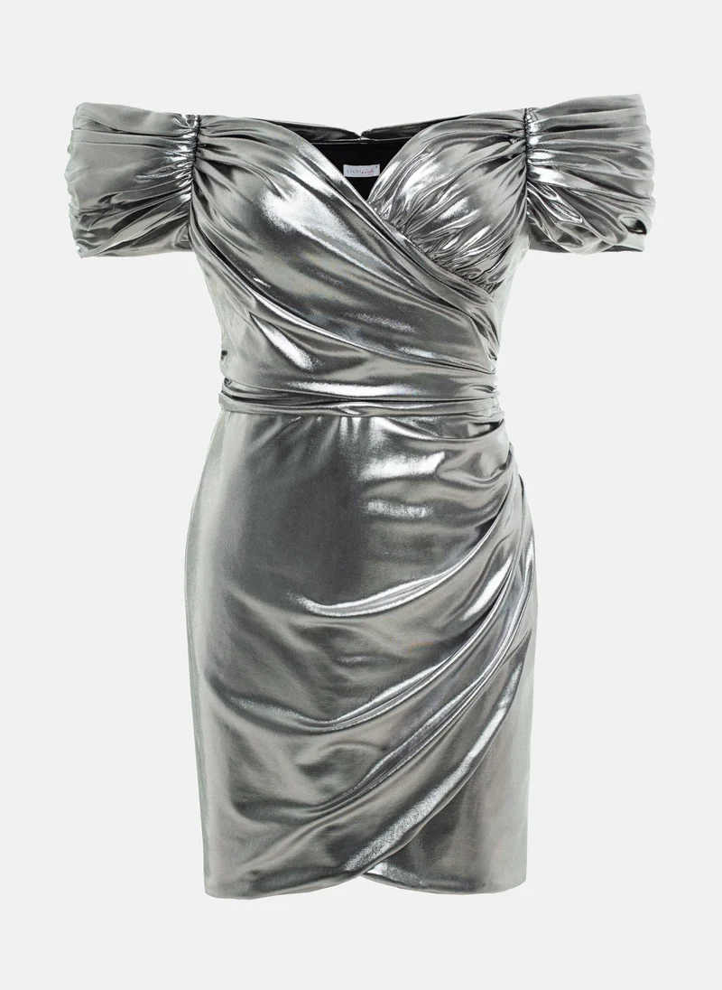 ليتشي فستان قصير من القماش الناعم مع تفاصيل صغيرة