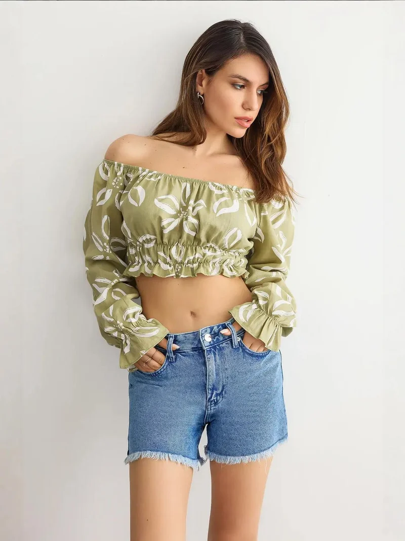 زوبعة بلوزة طويلة بأكمام مكشوفة الكتفين مزينة بنقوش وتفاصيل أكمام