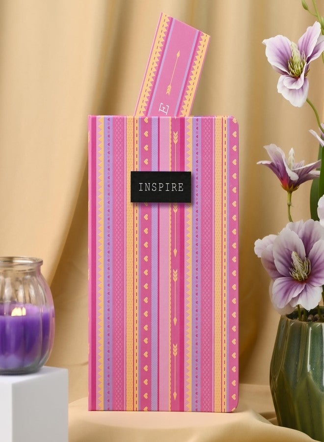 دفتر ملاحظات فاخر بغلاف مقوى وفاصل صفحات، مذكرات شخصية | دفتر مطبوع بنمط وردي، مقاس A5 (22 × 15 سم، 80 غرام/متر مربع، 192 صفحة مسطرة) - لون وردي مُلهم - Image 1