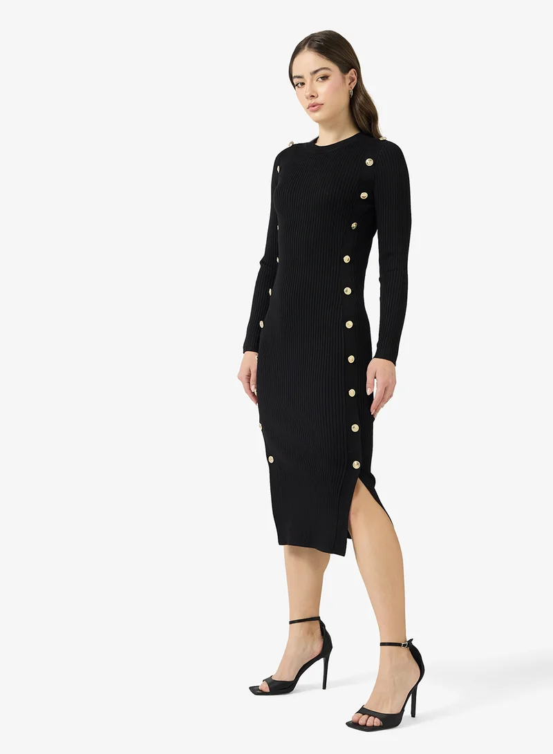 جس فستان ميدي ضيق بأكمام طويلة وشعار مطرز بأزرار