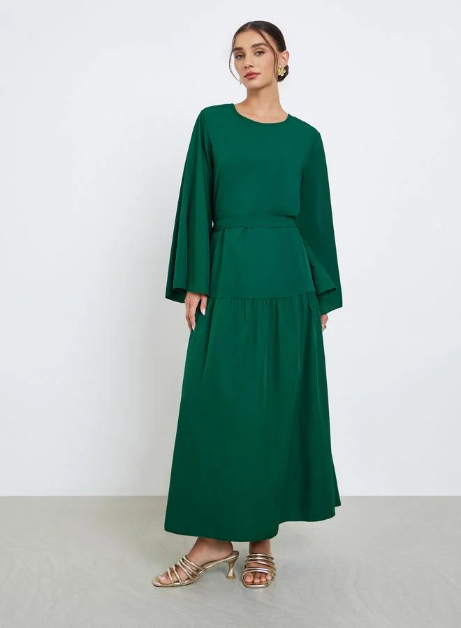 ستايلي فستان ميدي سادة بحافة واسعة وأكمام جرسية