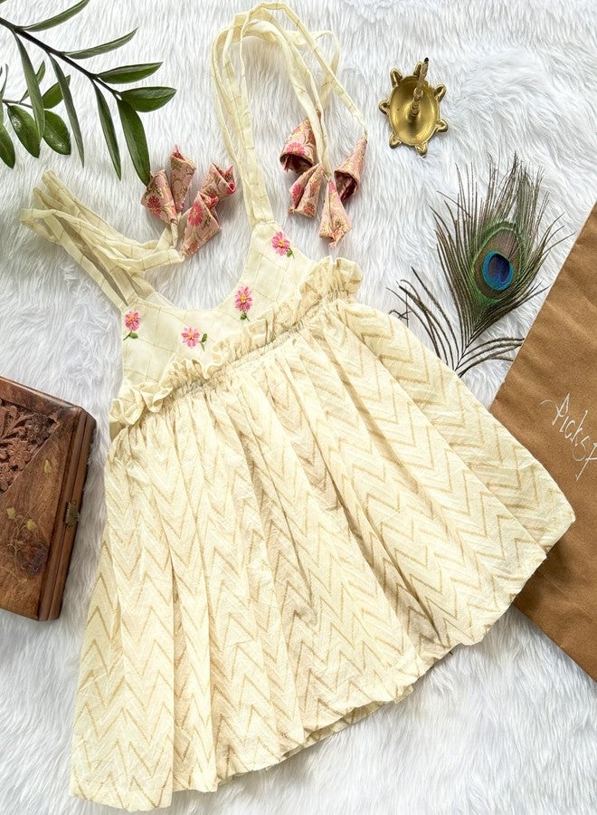 Picksparrow فستان عرقي/فستان تقليدي لحديثي الولادة من بيكسبارو مع عصابة رأس (كاسافو كيرالا، مطرز يدويًا) (زهرة وردية، 6-12 شهرًا) أبيض كريمي - Image 3