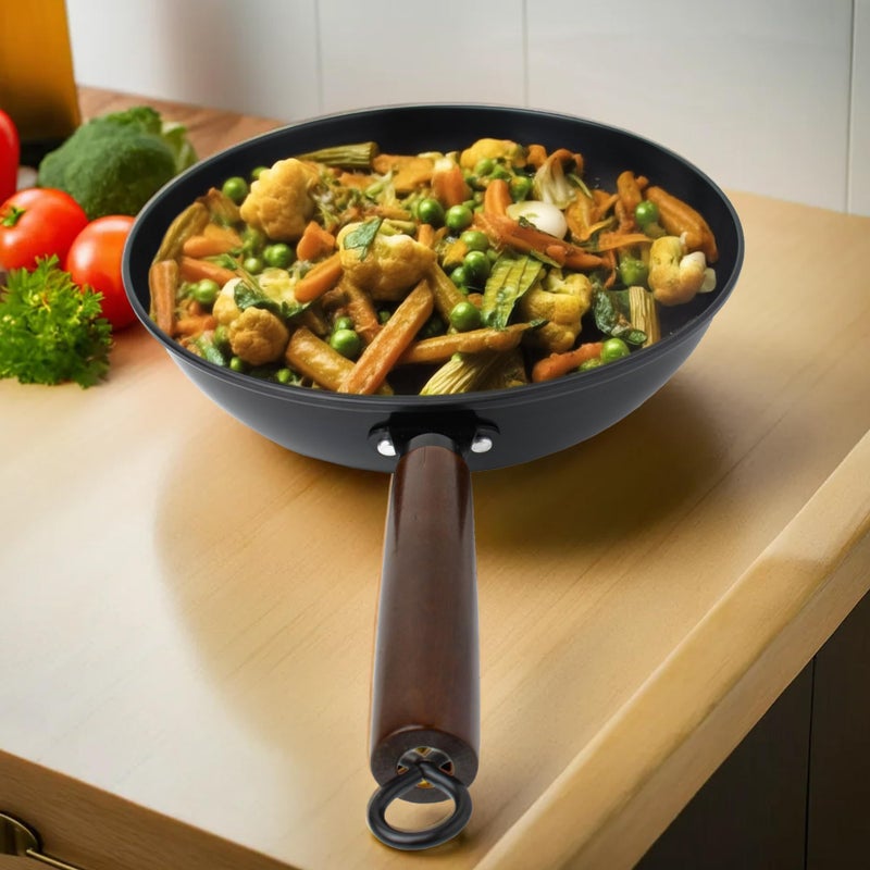 The Better Home ووك صيني من سلسلة Pulse من Better Home من الفولاذ الكربوني مع مقبض | ووك عميق للقلي من الفولاذ الكربوني | مقلاة | أدوات الطهي الغازية والحثية | كاداي للطهي بالحث | كراهي للمطبخ (4 لتر) - Image 1