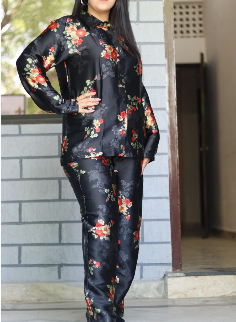 تامي طقم قميص وبنطلون ساتان حرير أسود بنقوش زهور