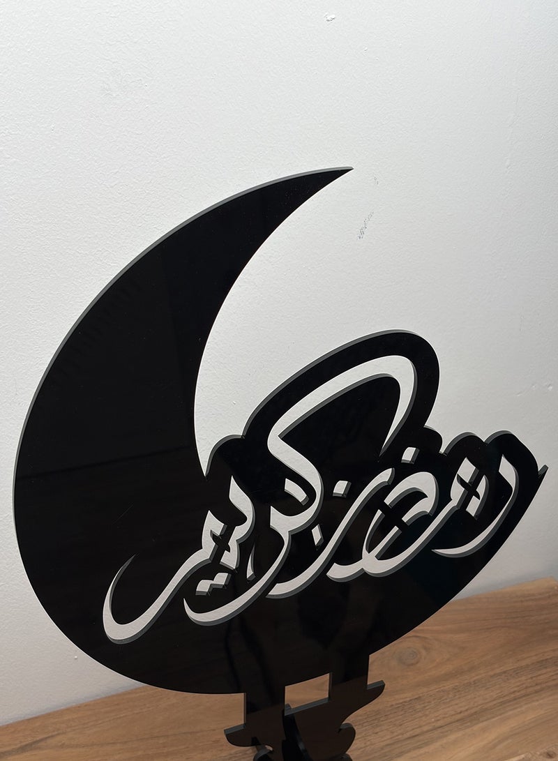 لوحة ستاند ديكور من الأكريليك على شكل هلال مزخرف بعبارة رمضان كريم - Image 3