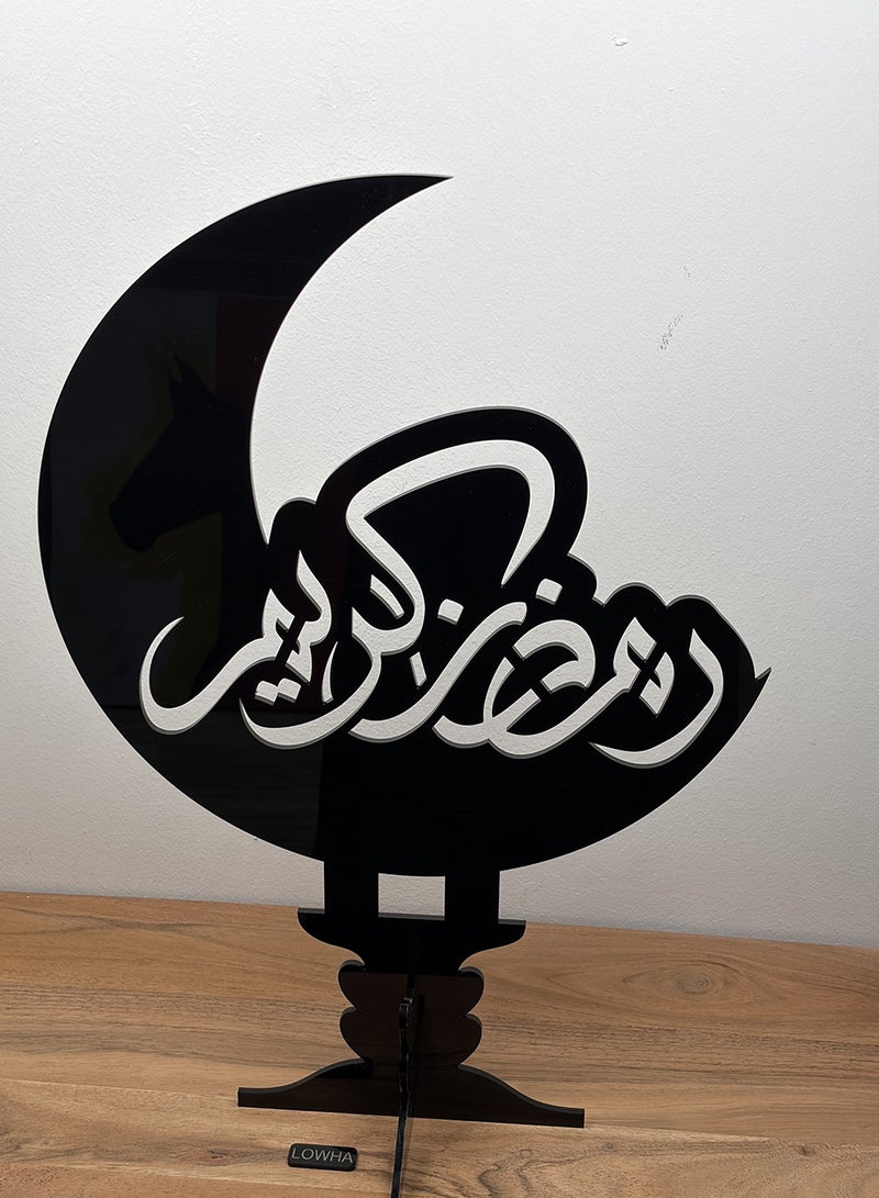 لوحة ستاند ديكور من الأكريليك على شكل هلال مزخرف بعبارة رمضان كريم - Image 1