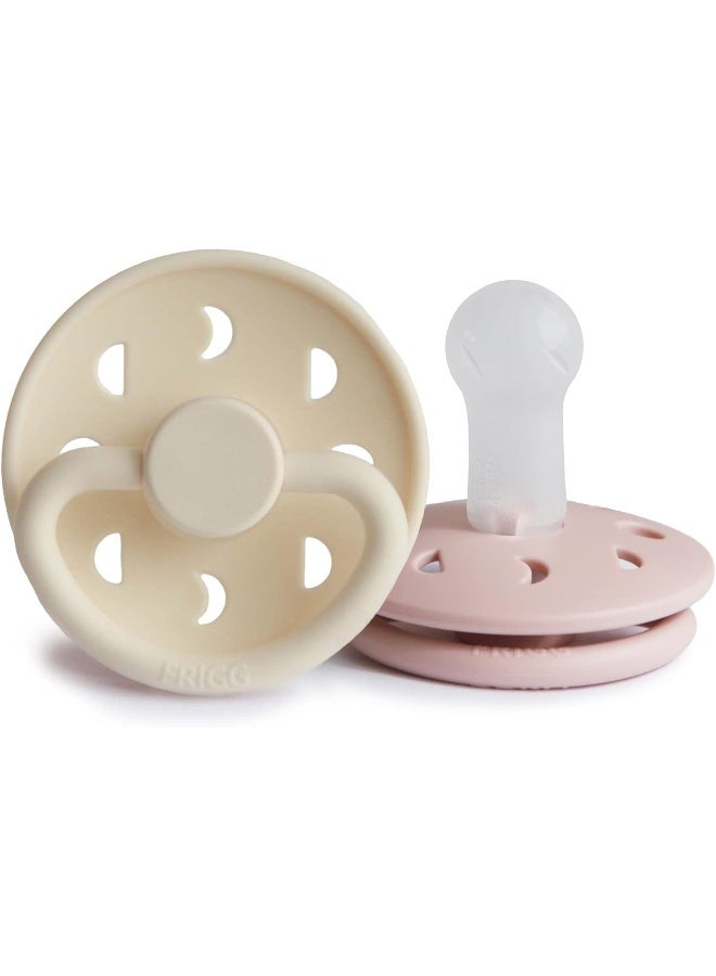 FRIGG لهاية FRIGG بتصميم مراحل القمر من السيليكون للأطفال من 6-18 شهرًا | عبوة من 2 مصاصة | حلمة دائرية خالية من اللاتكس مع فتحات هواء على شكل قمر | مصنوعة في الدنمارك - وردي/كريمي - Image 1