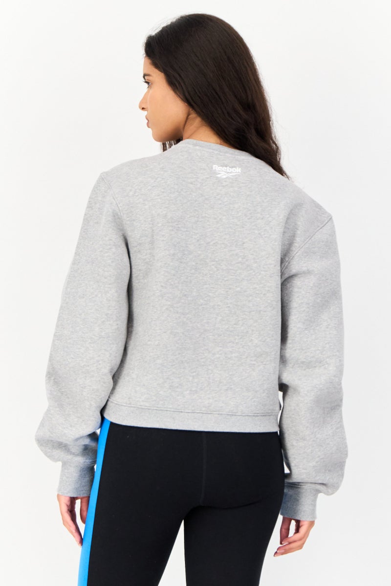 Reebok ملابس رياضية نسائية بتصميم مناسب بشعار مطرز بأكمام طويلة سويت شيرت خارجي، رمادي - Image 3