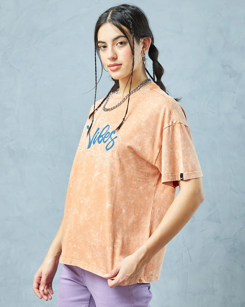 بيواكوف تيشيرت نسائي واسع مطبوع برسومات موجات الحر باللون البرتقالي وغسيل حمضي