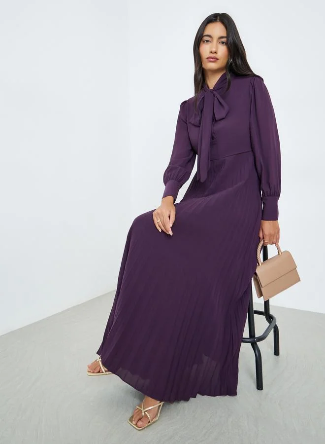 ستايلي فستان ماكسي بكسرات وربطة أنشوطة