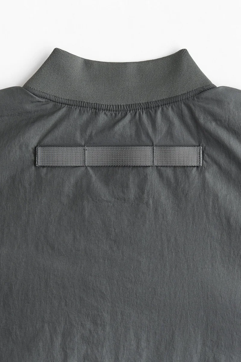 اتش اند ام جاكيت بومبر من نسيج ثيرمو موف الحراري المقاوم للماء