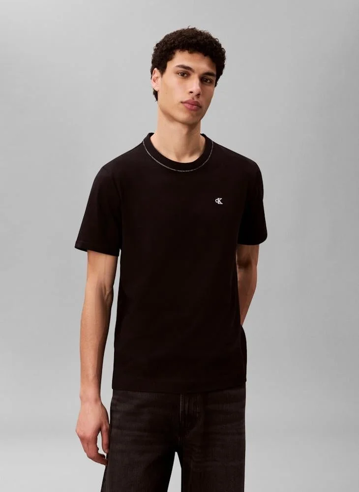 كالفن كلاين تي شيرت بياقة دائرية بخياطة متباينة