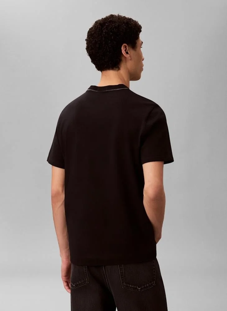 كالفن كلاين تي شيرت بياقة دائرية بخياطة متباينة