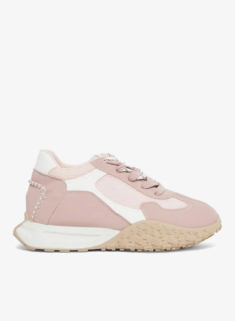 ستايلي سنيكرز برباط وتفاصيل متباينة