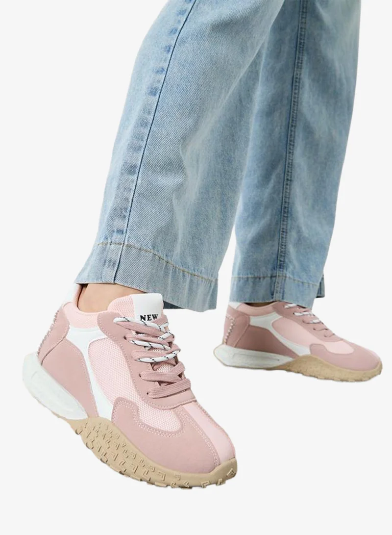 ستايلي سنيكرز برباط وتفاصيل متباينة