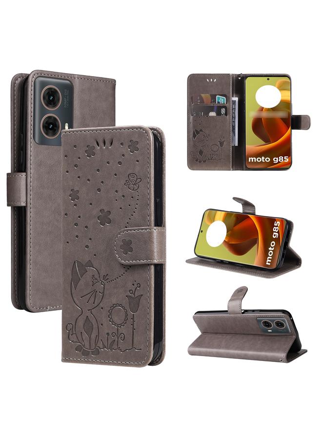 جراب هاتف Motorola Moto G85 من الجلد المنقوش بنقشة القطة والنحل (رمادي)