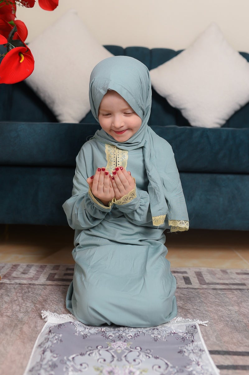 Three-piece prayer set for girls: a children's prayer sheet, a children's prayer rug, and a card of supplications after prayer, a gift for the girl