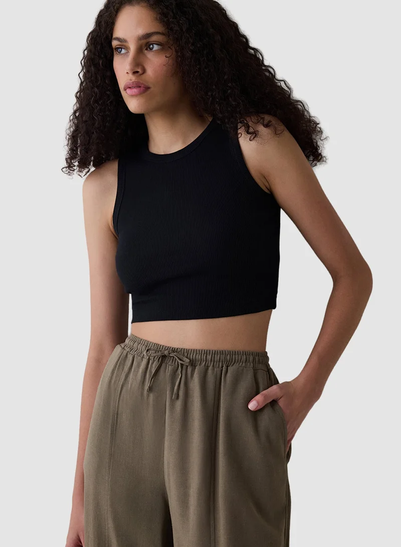 بنتي بلوزة قصيرة سوداء أساسية مضلعة