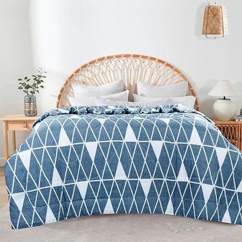 CHANDRAVATI 240 GSM Microfiber Reversible AC Comforter/Quilt/Duvets/Summer Blanket, Cozy & Lightweight All-Season Bedding King Size (Blue-White Triangle, Single) - Image 4
