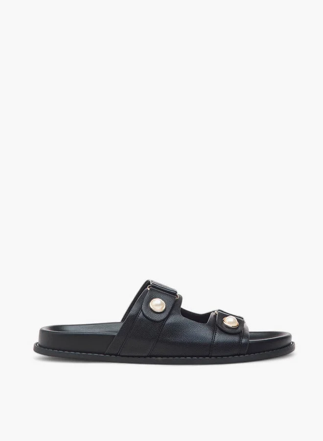 فلورا بيلا من شو إكسبرس صنادل مسطحة مزينة باللؤلؤ بنقوش بارزة