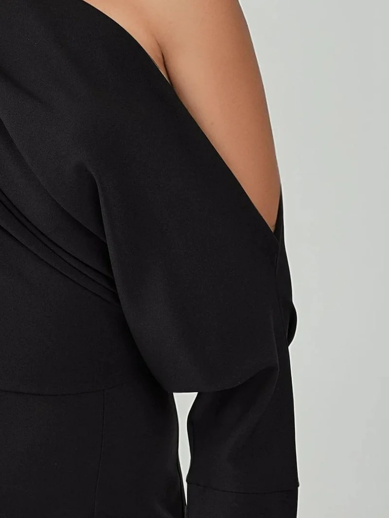 زوبعة فستان ضيق ميدي بياقة غير متماثلة وفتحة