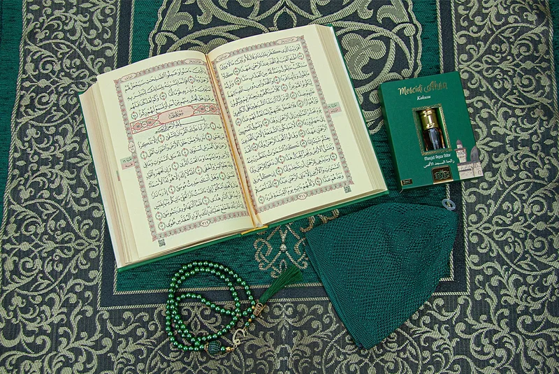 ايهفان Medina Calligraphy Quran and Dowry Prayer Rug Set Green, Suitable for Ihvan Groom's Package