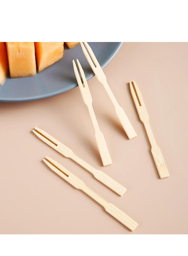 A premium set of 250 disposable natural bamboo cocktail and fruit forks, elegant and durable wooden dessert and fruit serving utensils, perfect for weddings, baby showers, and special occasions. With a stylish design and high functionality that enhances the beauty of organization and provides comfort, allowing for a unique celebration experience in a luxurious and eco-friendly style. - Image 4