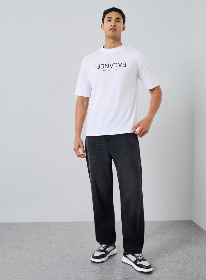 ستايلي تيشيرت بياقة دائرية وطبعة شعار - Image 2