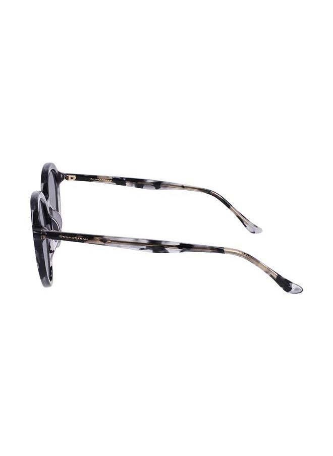 Donna Karan نظارة شمسية نسائية دائرية من الأسيتات بإطار كامل DO512S 5119  - Image 4