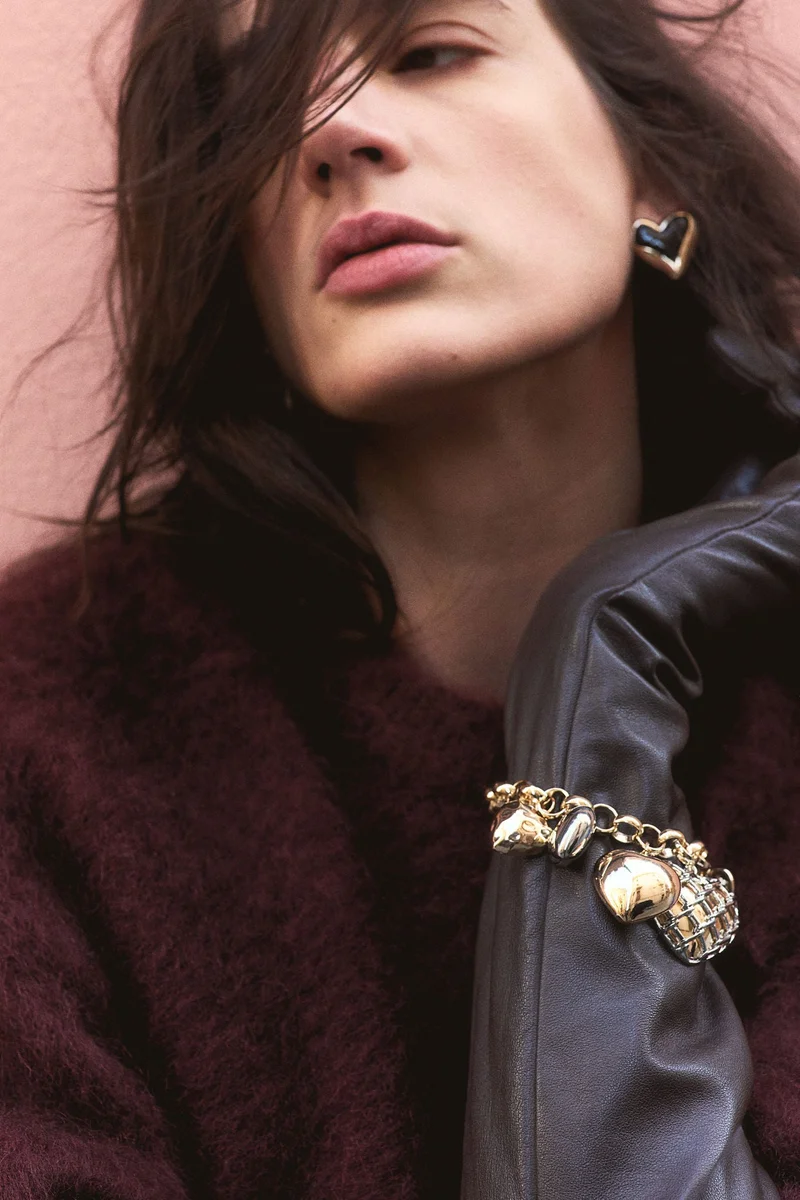 اتش اند ام إسوارة مزينة بحلية