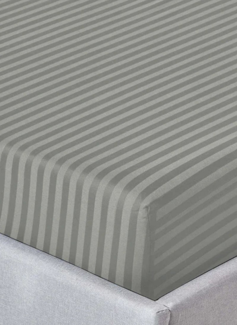 Blueberry طقم ملاءات سرير بتصميم مخطط رمادي فاتح بجيب عميق قابل للغسل في الغسالة 180x200+25 سم - Image 1