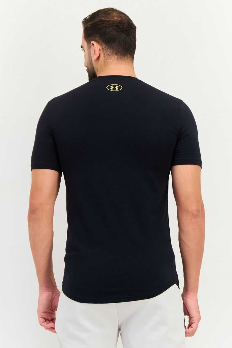 UNDER ARMOUR تي شيرت خارجي قصير الأكمام بتصميم جرافيكي للرجال من أندر أرمور × مشروع روك، أسود - Image 3