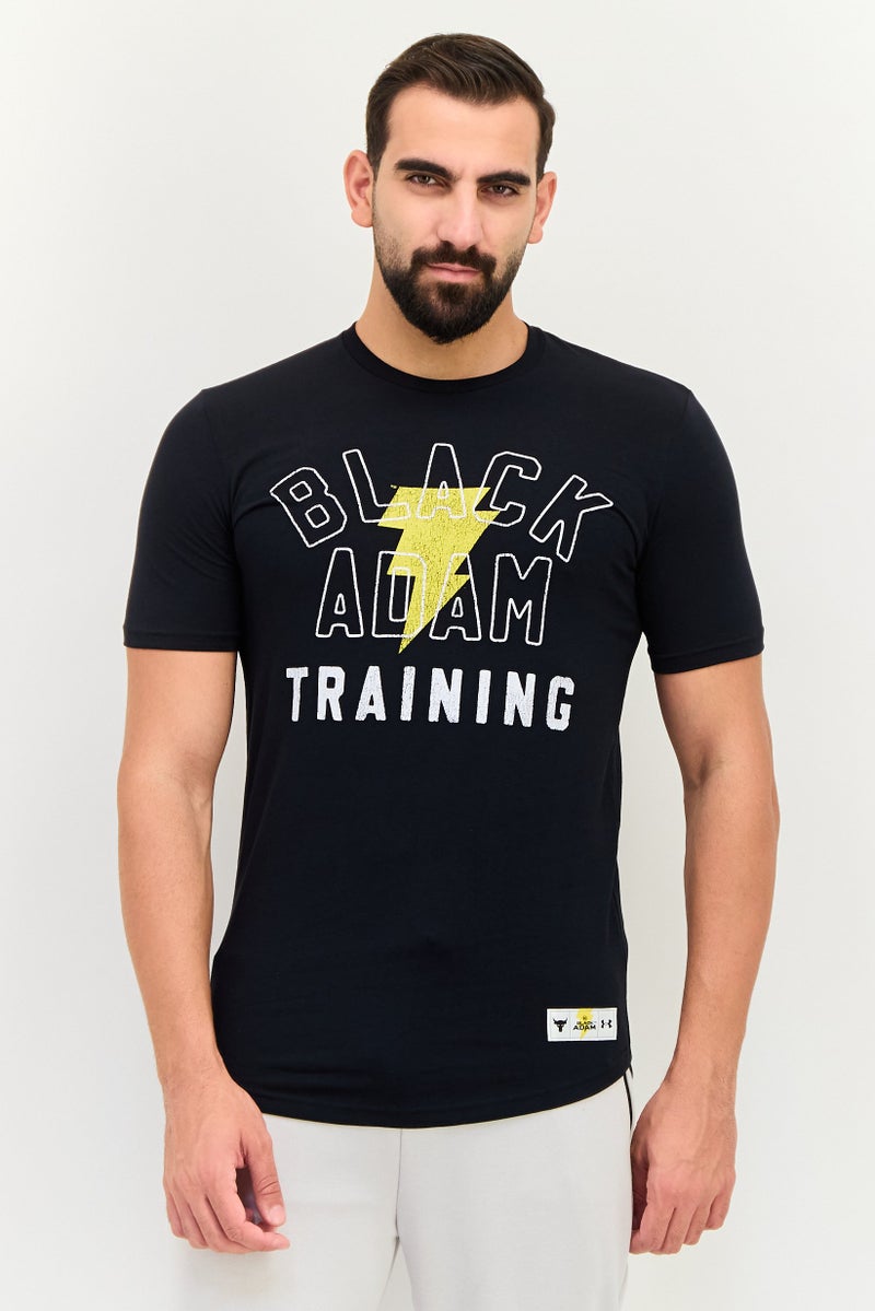 UNDER ARMOUR تي شيرت خارجي قصير الأكمام بتصميم جرافيكي للرجال من أندر أرمور × مشروع روك، أسود - Image 1