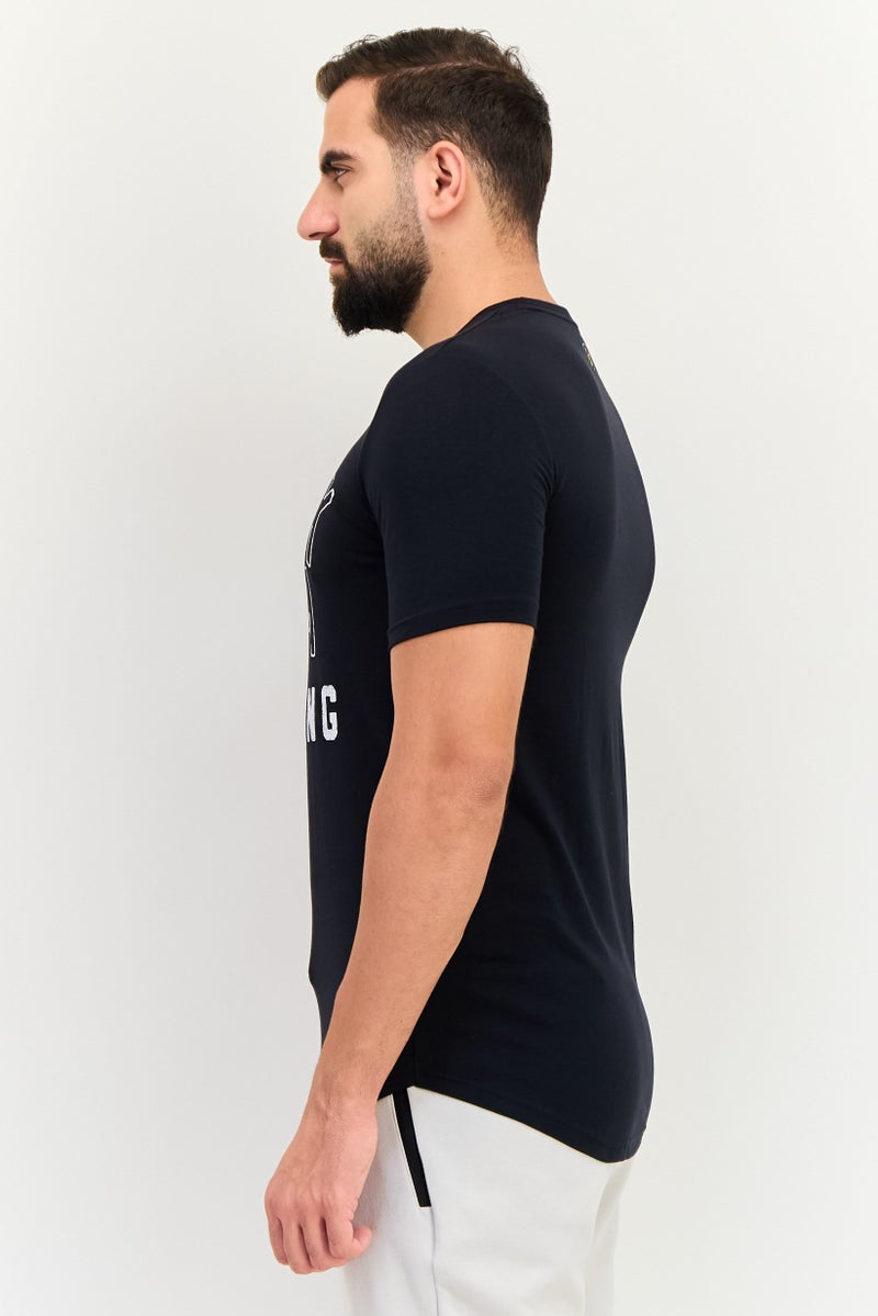 UNDER ARMOUR تي شيرت خارجي قصير الأكمام بتصميم جرافيكي للرجال من أندر أرمور × مشروع روك، أسود - Image 2