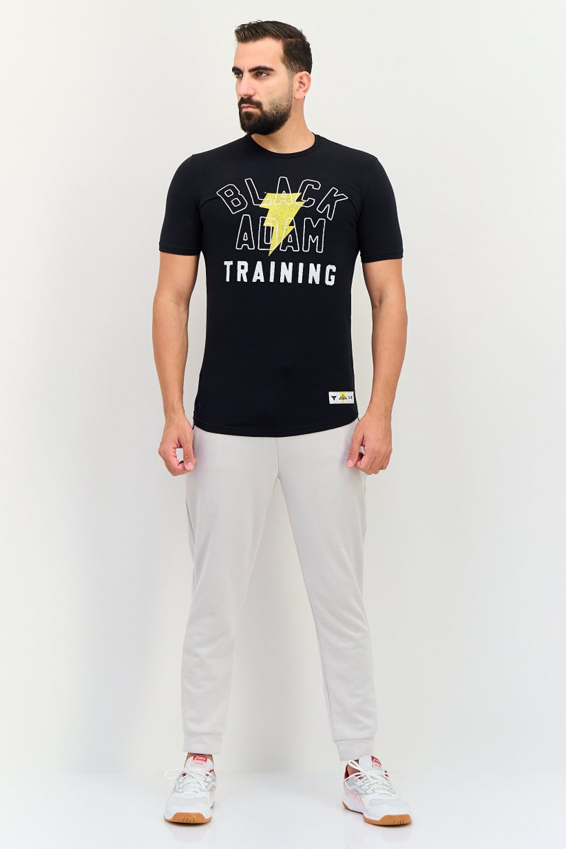 UNDER ARMOUR تي شيرت خارجي قصير الأكمام بتصميم جرافيكي للرجال من أندر أرمور × مشروع روك، أسود - Image 4