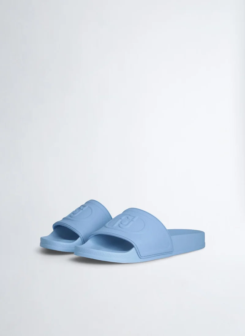 ليو جو صندل باللون الأزرق الفاتح مزين بشعار كبير